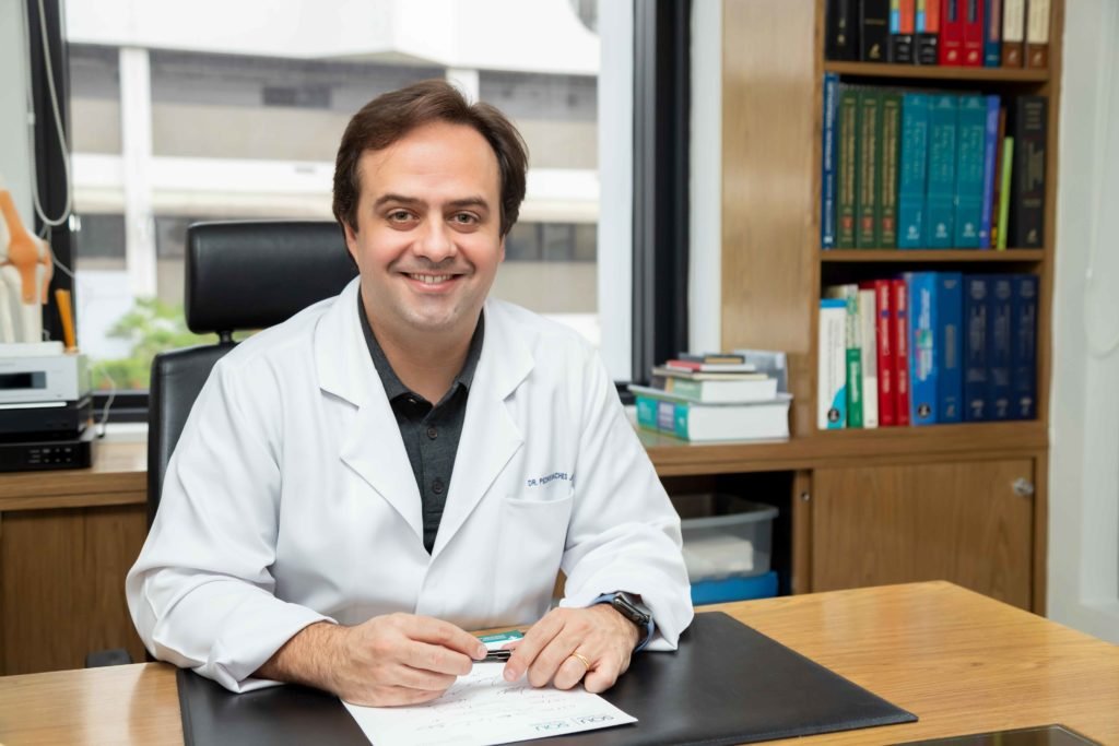 Foto mostra o Dr. Pedro Baches em seu consultório